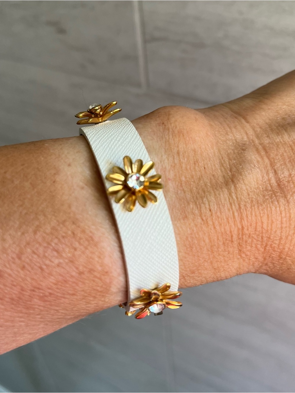 Kate Spade New York “Dazzling Daisies” White Leather Bracelet 7.5”